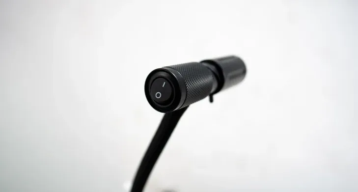 Nahaufnahme des schwarz eloxierten, gerändelten Aluminium-Leuchtkopfes der Schwanenhalsleuchte WORK mit ergonomisch integriertem Kippschalter
