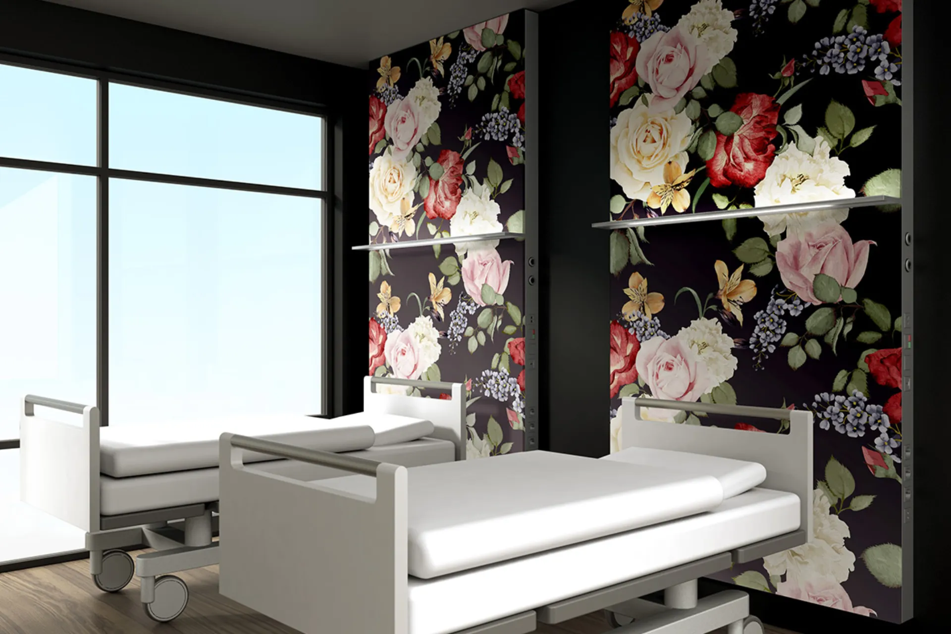 Zwei weiße Krankenhausbetten vor einer Rückwand mit großflächigem Blumenmuster und einem Fenster mit Blick auf den Himmel