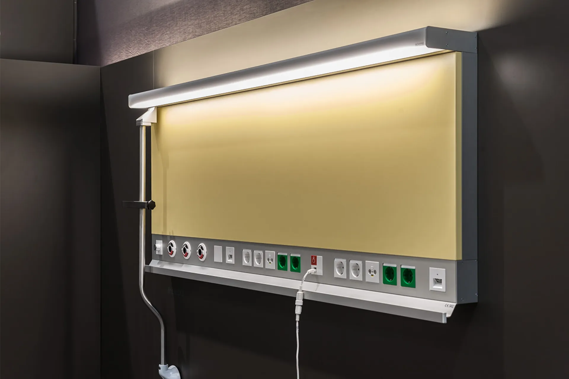 Wandpanel mit medizinischen Anschlüssen und Beleuchtung in einem Krankenhauszimmer